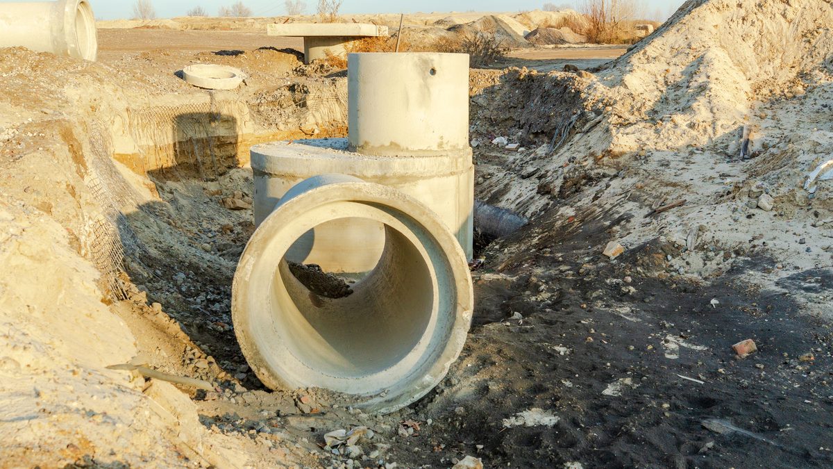 Large drainage pipe and chamber set in an open excavation
